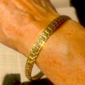 🧡💫Vintage Diamond Cut Gold Tone Bangle Cuff Bracelet Size: XL (Measures 2.75”)